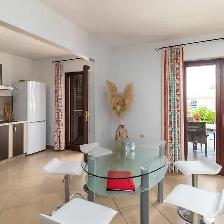 Semesterbostad In With Wifi Banjol